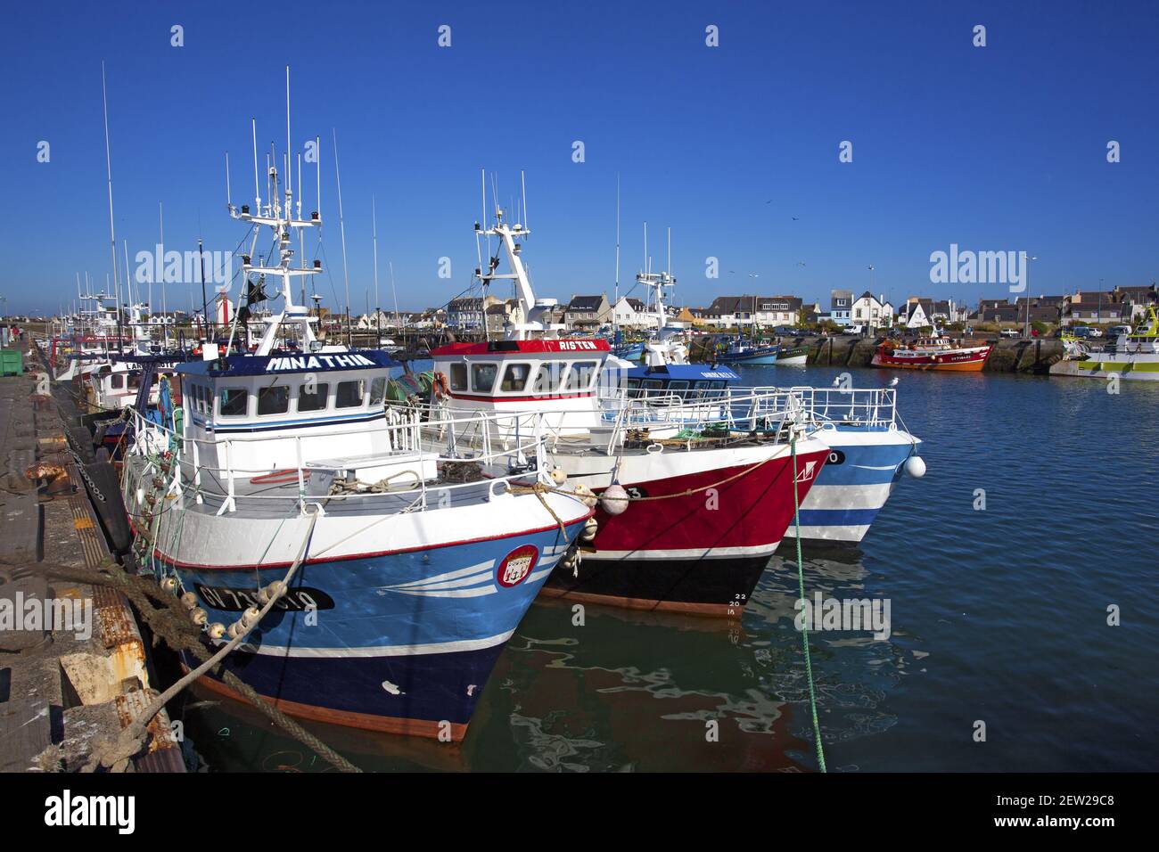 Frankreich, Finistère (29), Pays Bigouden, Le Guilvinec, Premier Port de pêche artisanale de France, les chalutiers à quai Stockfoto