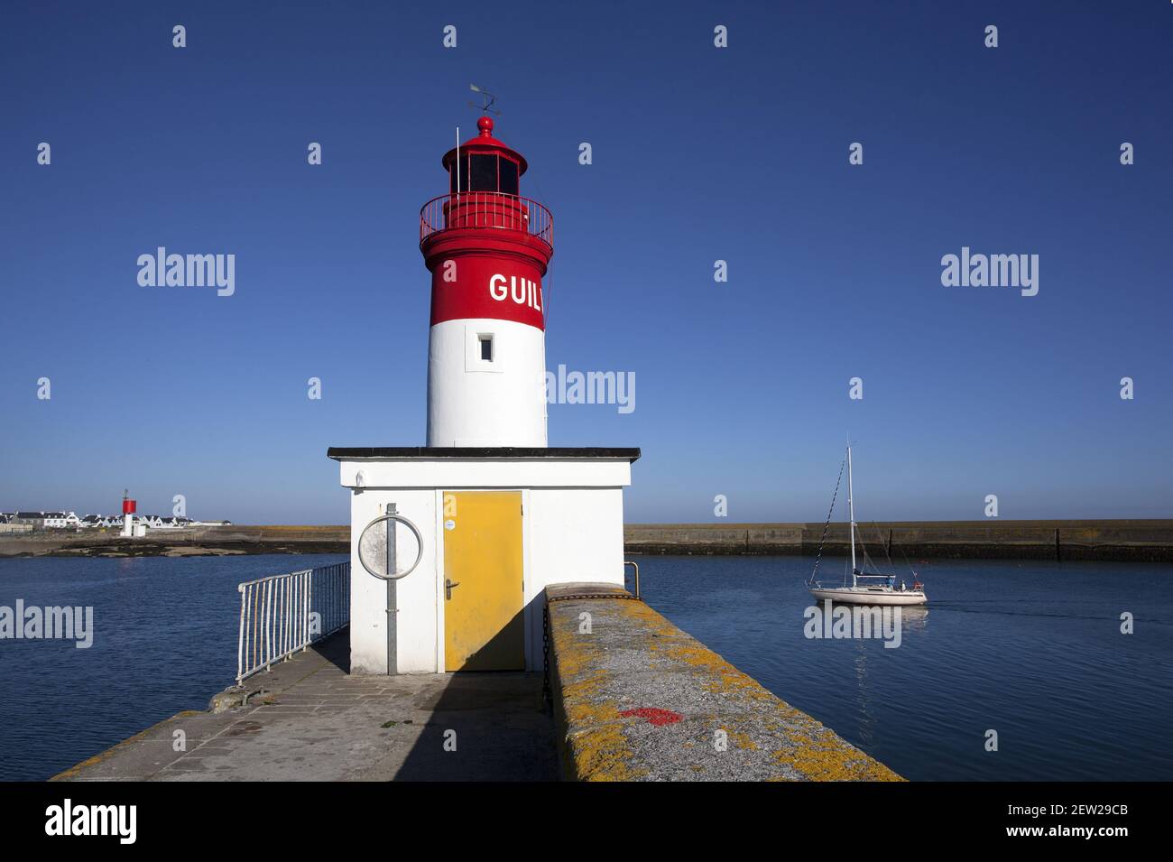 Frankreich, Finistère (29), Pays Bigouden, Le Guilvinec, Premier Port de pêche artisanale de France, le phare (feu du Môle nord) veille sur l'entrée du Port Stockfoto