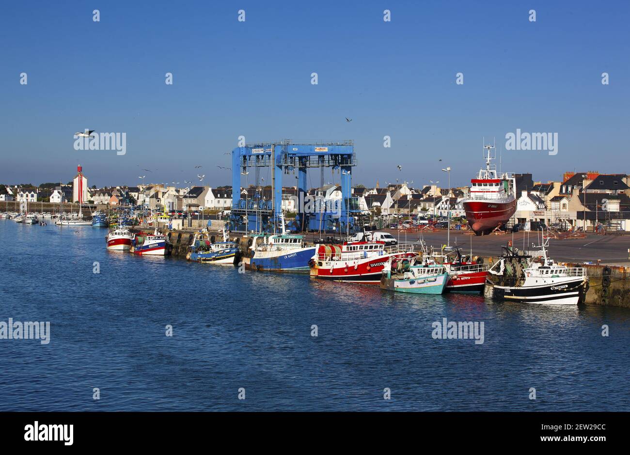 Frankreich, Finistère (29), Pays Bigouden, Le Guilvinec, Premier Port de pêche artisanale de France, les chalutiers à quai en soirée Stockfoto