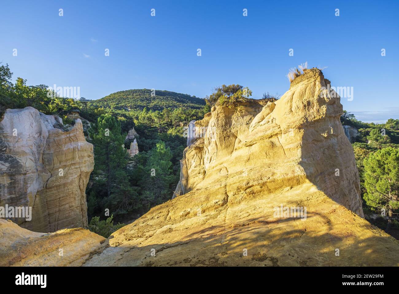 Frankreich, Vaucluse, regionaler Naturpark Luberon, Rustrel, das französische Colorado, ehemalige ockerfarbene Steinbrüche Stockfoto