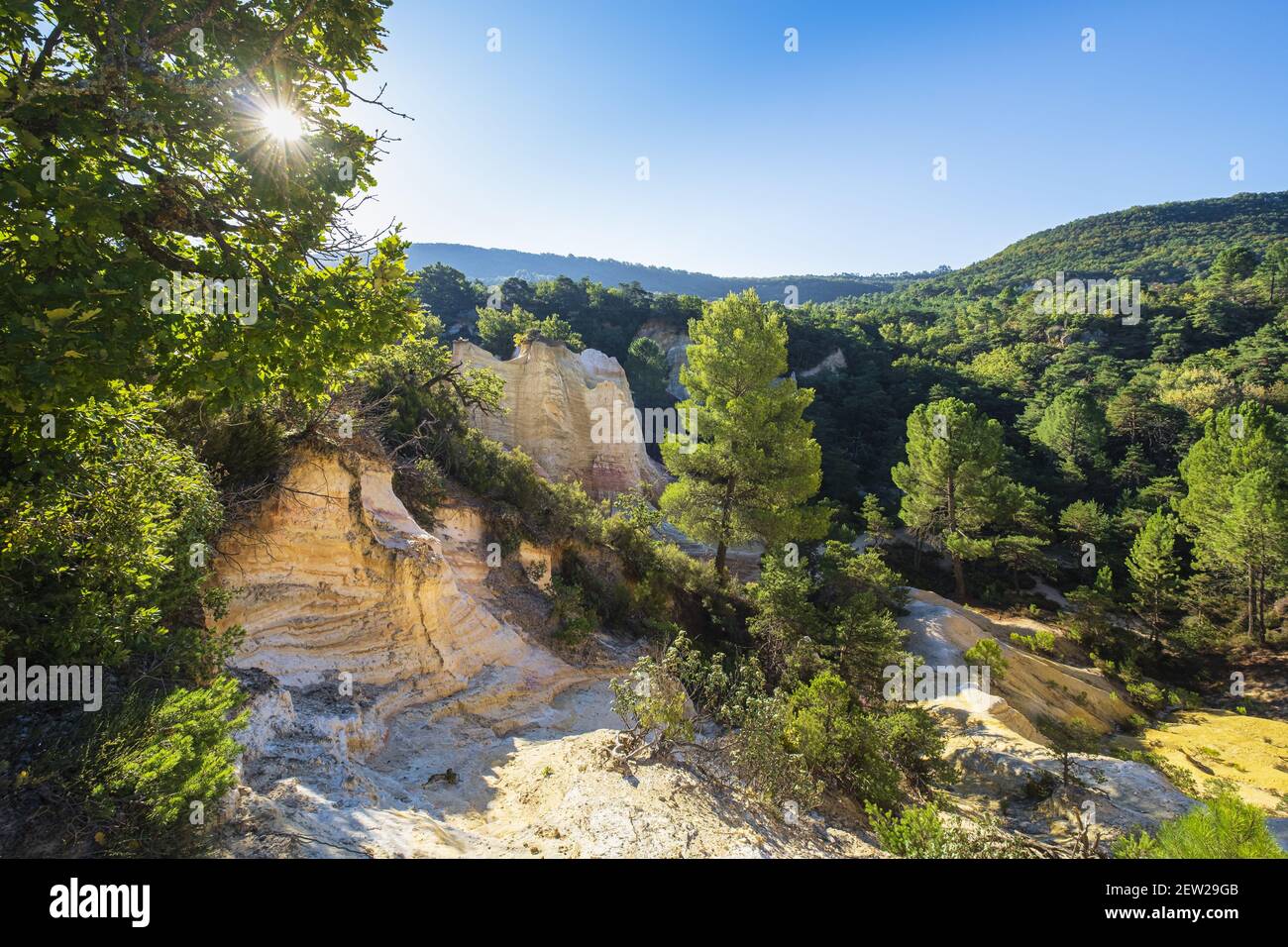 Frankreich, Vaucluse, regionaler Naturpark Luberon, Rustrel, das französische Colorado, ehemalige ockerfarbene Steinbrüche Stockfoto