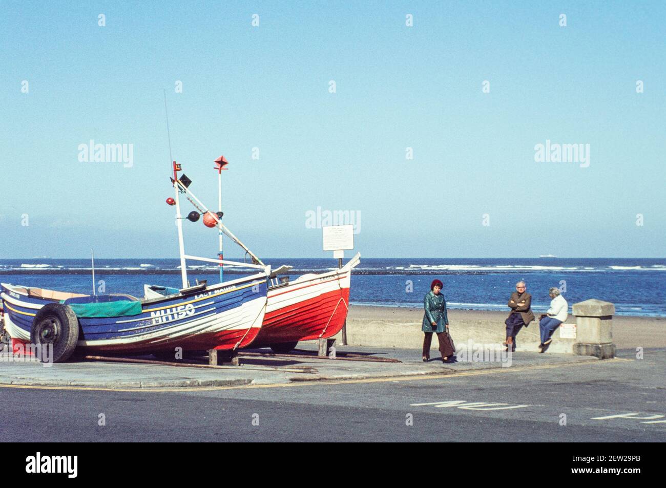 1978 - Redcar - Redcar Meer mit zwei Fischerbooten, die Lady Maude MH150 und die Argus. Die Lady Maude ist ein Fischerboot, das einst den größten Hummer von Redcar landete. Seit Anfang 1960s befindet sich das Lady Maude an derselben Stelle an der Strandpromenade von Redcar, gegenüber dem Royal Hotel. Redcar, Redcar und Cleveland, North Yorkshire, England, Großbritannien, GB, Europa Stockfoto