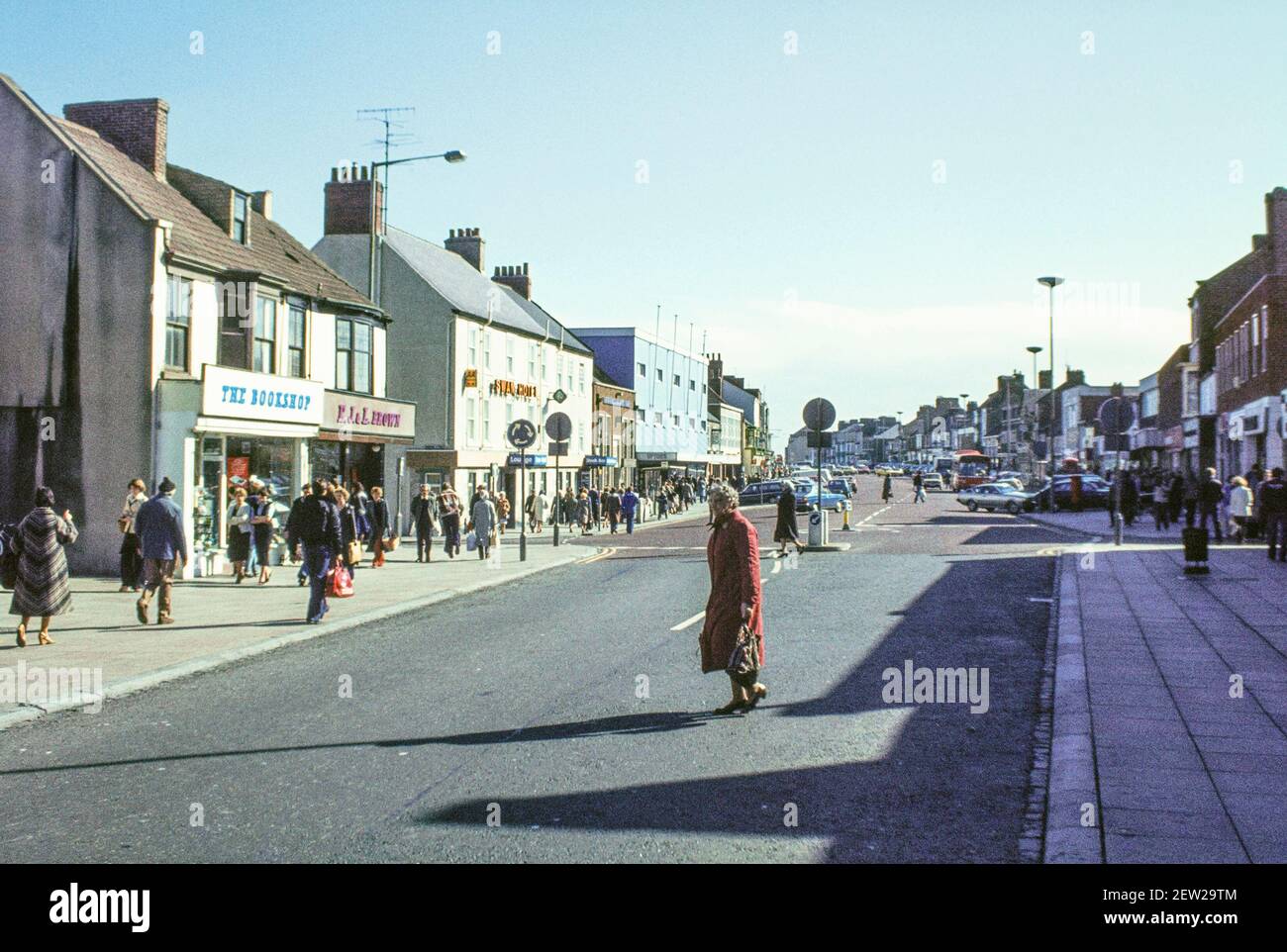 1978 - Redcar - Geschäfte und Einkaufsmöglichkeiten in der Nähe des The Swan Hotel auf Redcar High Street in 1978. Der Schwan ist jetzt eine Filiale von Wilkinsons. Die High Street in Redcar ist jetzt Fußgängerzone und führt zur Esplanade und Seafront. Redcar High st, Redcar, Redcar and Cleveland, North Yorkshire, England, GB, Großbritannien, Europa Stockfoto