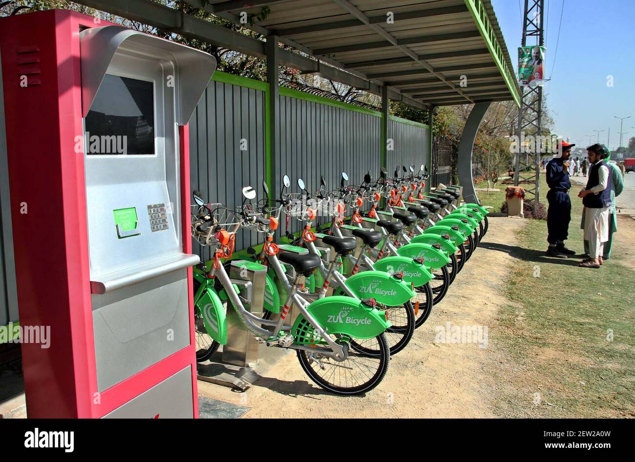 Ansicht von Fahrrädern von Bus Rapid Transit (BRT) ZU Fahrrad-Sharing-System gesehen geparkt an der University Road Station in Peshawar am Dienstag, 02. März 2021. Nach dem erfolgreichen Betrieb von Khyber Pakhtunkhwa Flaggschiff-Projekt, Bus Rapid Transit (BRT), zu Bicycle Sharing System wurde für die Inbetriebnahme bald die BRT Pendler an der Universität von Peshawar und Hayatabad Stationen in der ersten Phase zu erleichtern. Stockfoto