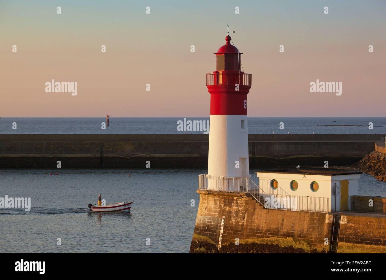 Frankreich, Finistère (29), Pays Bigouden, Le Guilvinec, Premier Port de pêche artisanale de France, 6h45 : Premiers départs du matin pour la pêche côtière Stockfoto