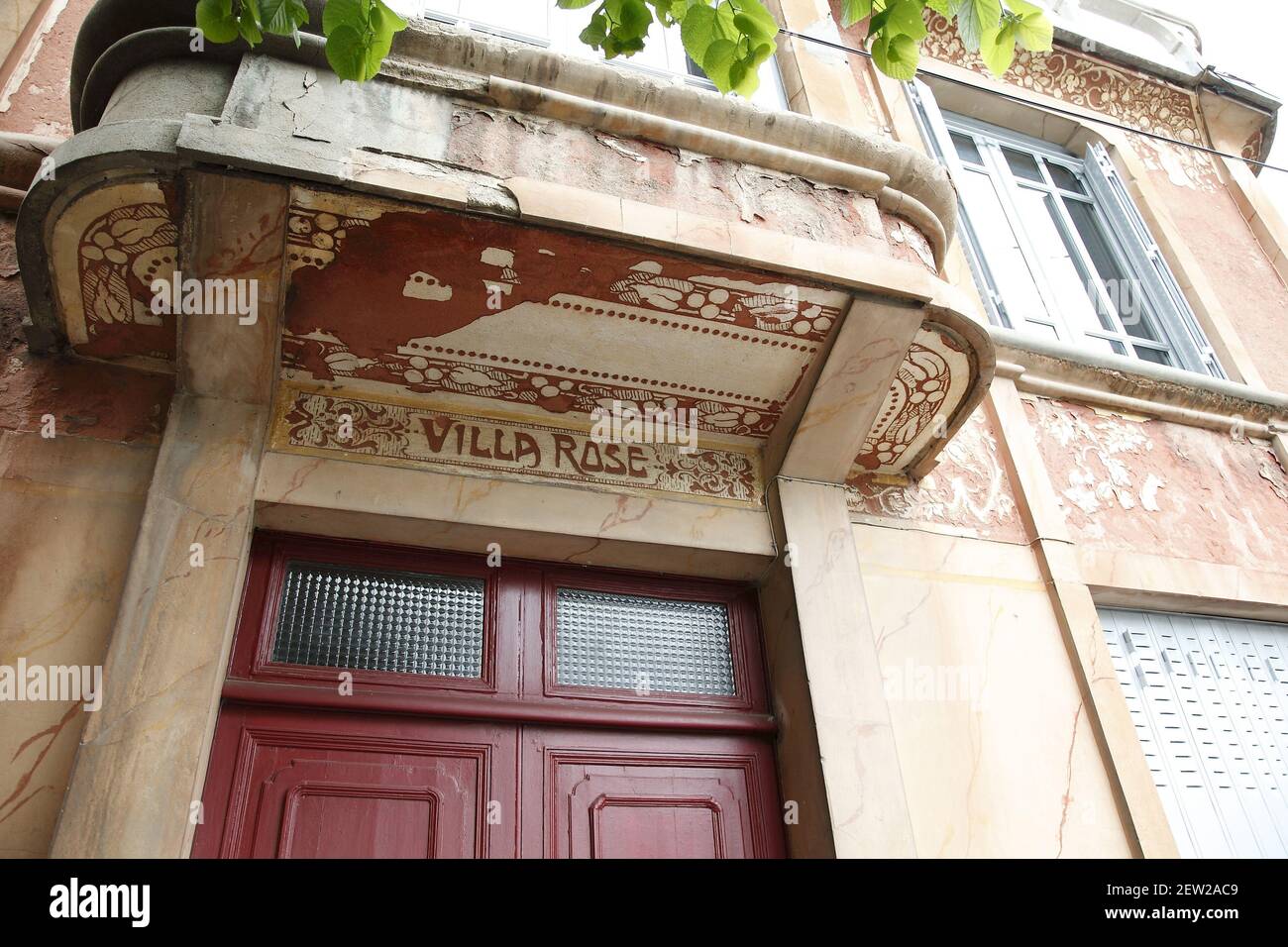 Frankreich, Loir-et-Cher, Loire-Tal UNESCO-Weltkulturerbe, Saint-Aignan-sur-Cher, Villa Rose, Dekoriert von drei Florentiner Maurer im Jahr 1922 mit der Sgraffito-Technik hier in drei Schichten, die Dekorationen an Außenwänden durch die Anwendung von aufeinanderfolgenden Schichten von Putzen in verschiedenen Farben, die dann vor dem Aushärten abgeschabt werden ermöglicht Stockfoto