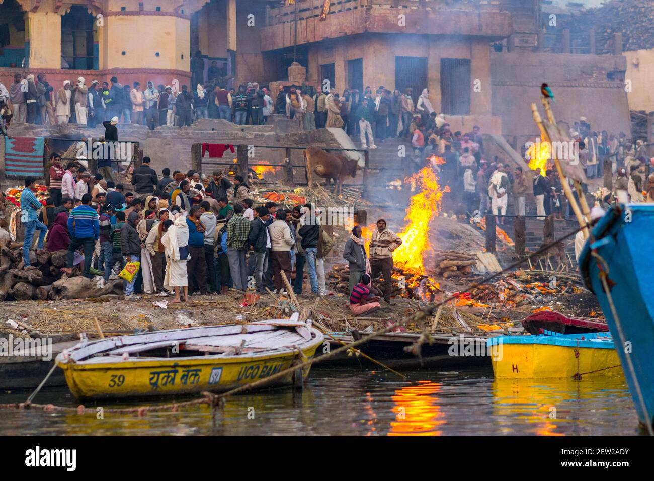 Einäscherungszeremonie in Manikarnika Ghat am 26. Dezember 2014 in Varanasi, Indien. Stockfoto