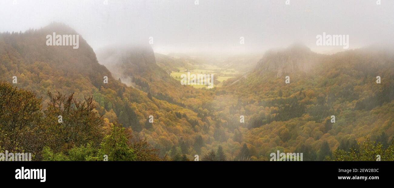 Frankreich, Puy-de-Dome, regionaler Naturpark der Vulkane der Auvergne, Sancy-Massiv, Tuilière-Felsen und Sanadoire Stockfoto