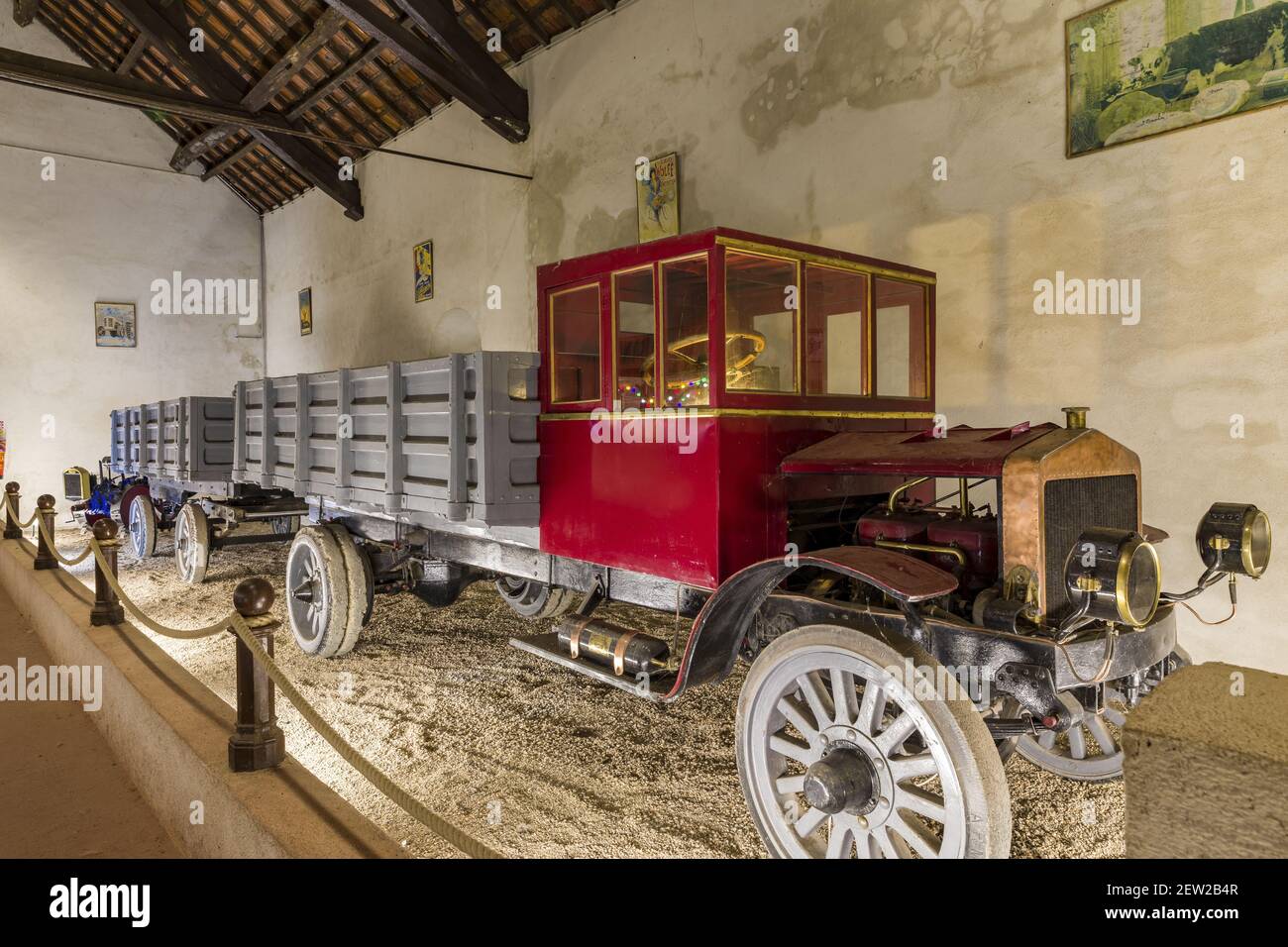 Frankreich, Indre et Loire, Loire-Tal das Maurice Dufresne Museum, das von der UNESCO, Azay-le-Rideau, Maurice Dufresne, zum Weltkulturerbe erklärt wurde, beherbergt eine beeindruckende Sammlung von Fahrzeugen, Maschinen und ungewöhnlichen Objekten, die von einem Metallretter, einem Atlas 1912 LKW und Anhängern jahrzehntelang vor der Zerstörung bewahrt wurden Stockfoto