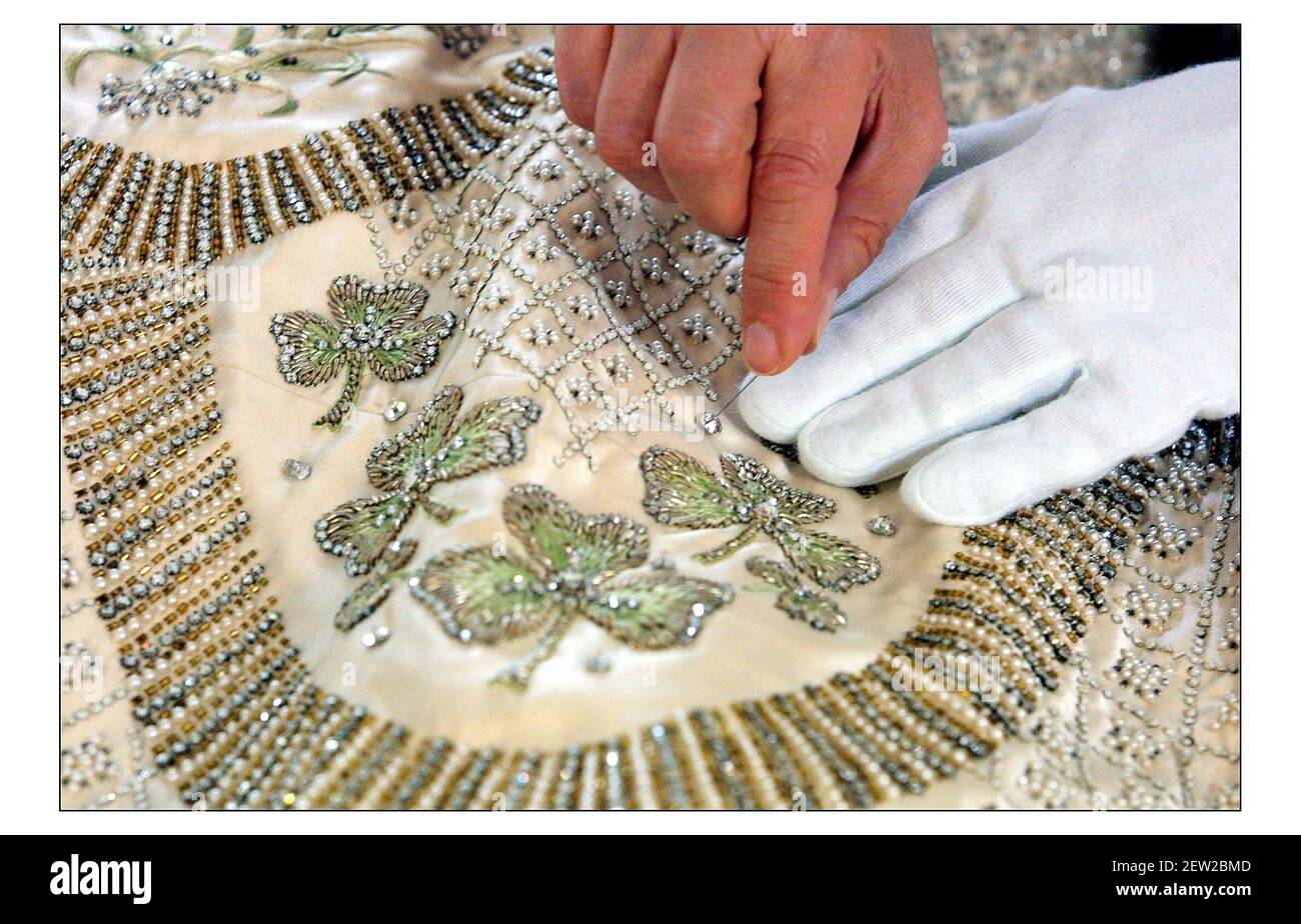 Der 50th. Jahrestag der Krönung von Königin Elizabeth II. Wird bei der diesjährigen Sommereröffnung der Buckingham Palace State Rooms mit der Ausstellung von her Majesty's prächtigem Krönungskleid gefeiert, das von Janet Wood, Senior Textile Conservator im Hampton Court Palace, vorbereitet wird. Ein extra Shamrock (vierblättriger Kleeblatt) von Sir Norman Hartwell, dem Designer des Kleides, hinzugefügt...... Für viel Glück.pic David Sandison 30/5/2003 Stockfoto