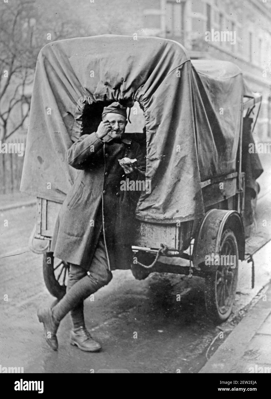Essen von deutschem Eis - ein amerikanischer Soldat, der nach dem Ersten Weltkrieg Eis isst, um 1919 Stockfoto