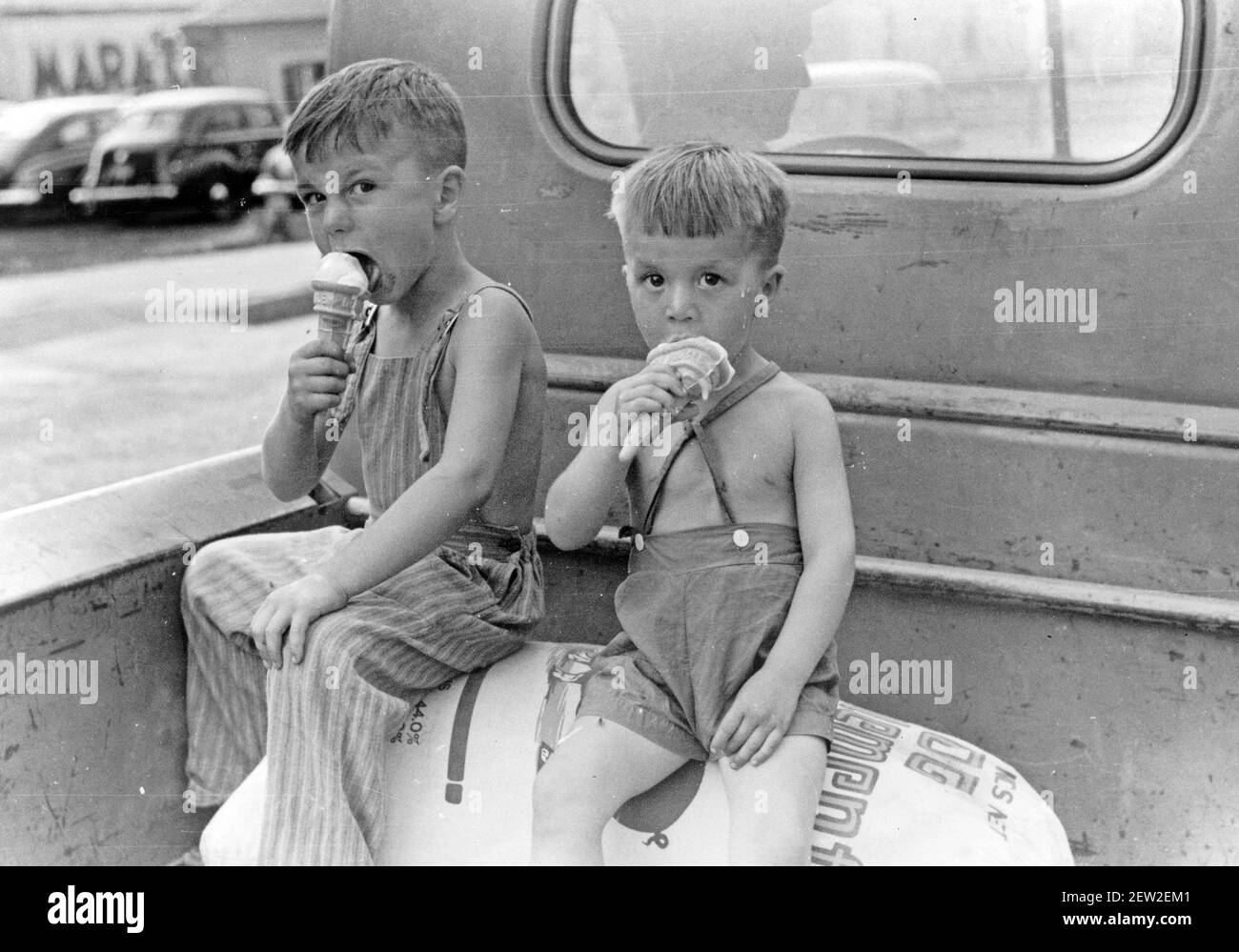 Bauernjungen essen Eiszapfen. Washington, Indiana, Juli 1941 Stockfoto