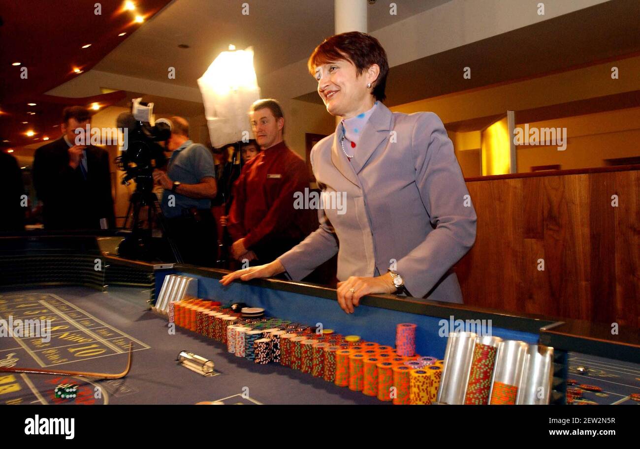 Kultursekretärin Tessa Jowell bei einem Londoner Casino zum Start Die Vorschläge der Regierung zur Reform des Gesetzes am gambling,26. März 2002 Foto Andy Paradise Stockfoto