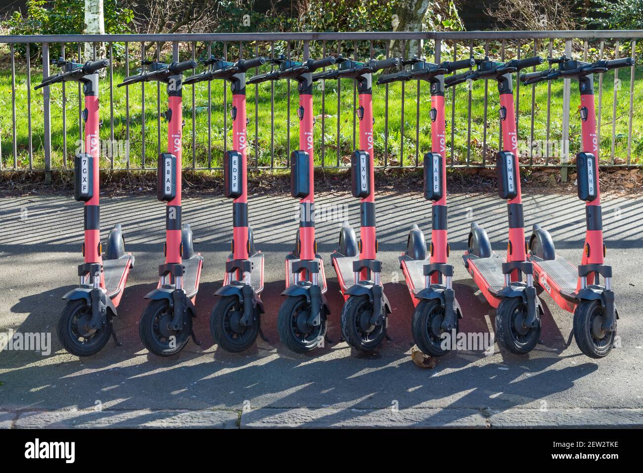 Reihe von 8 voi. Elektro-Scooter warten auf Miete in Edgbaston, Birmingham, Großbritannien Stockfoto