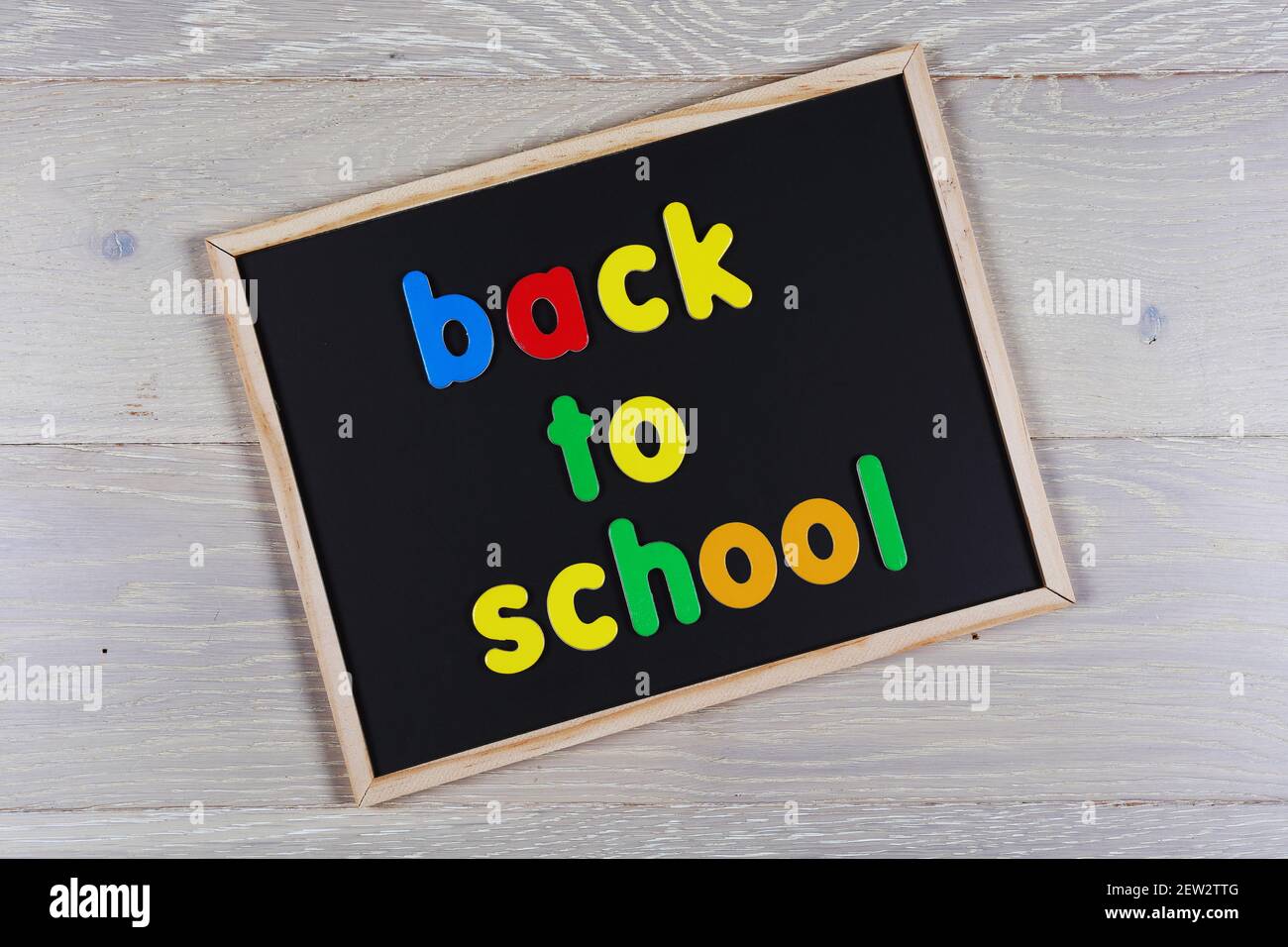 Zurück zur Schule Konzept: Briefe auf einer Tafel Stockfoto