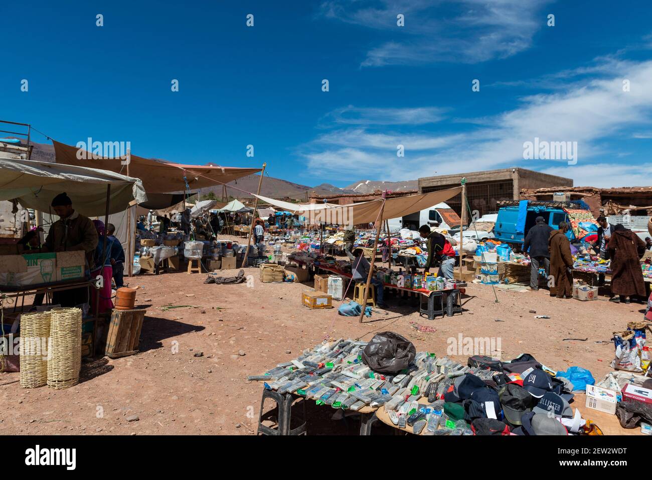 Telouet, Marokko - 14. April 2016: Straßenszene im Dorf Telouet, in der Atlas-Region von Marokko, mit Menschen in einem Straßenmarkt. Stockfoto