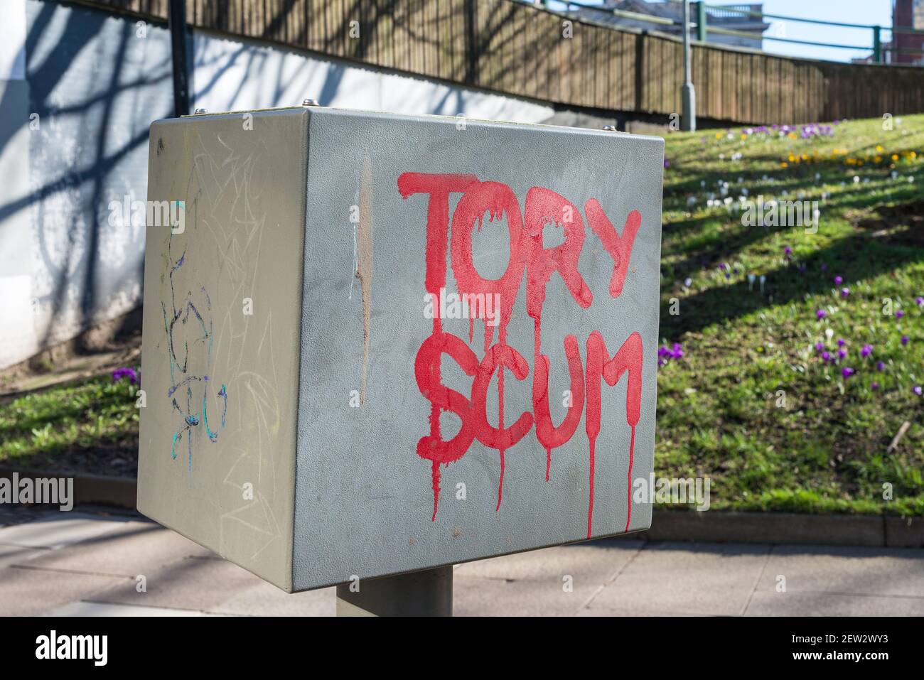 Tory Scum regierungsfeindliche konservative Partei-Graffiti-Nachricht in rot gemalt Stockfoto