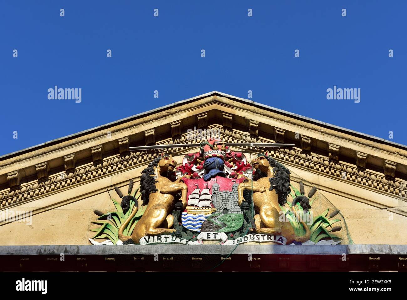 Die Stadt Bristol Wappenschild an der Spitze von was war Ursprünglich das lokale Börsengebäude heute das Alte Indien Restaurant Stockfoto