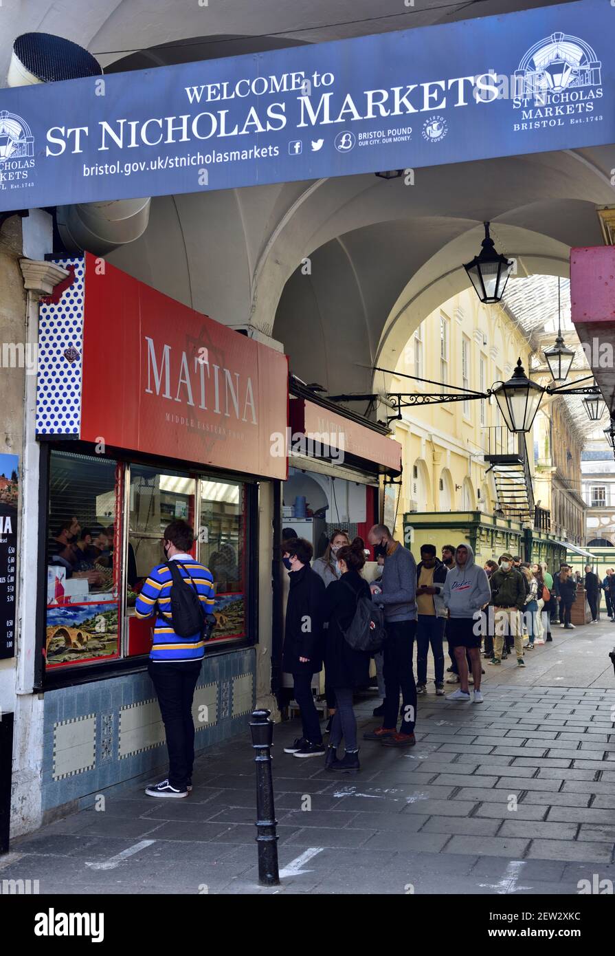 Eintritt zu den Bristol St Nicolas Outdoor Markets mit Schlange für Gäste Essen zum Mitnehmen kaufen Stockfoto