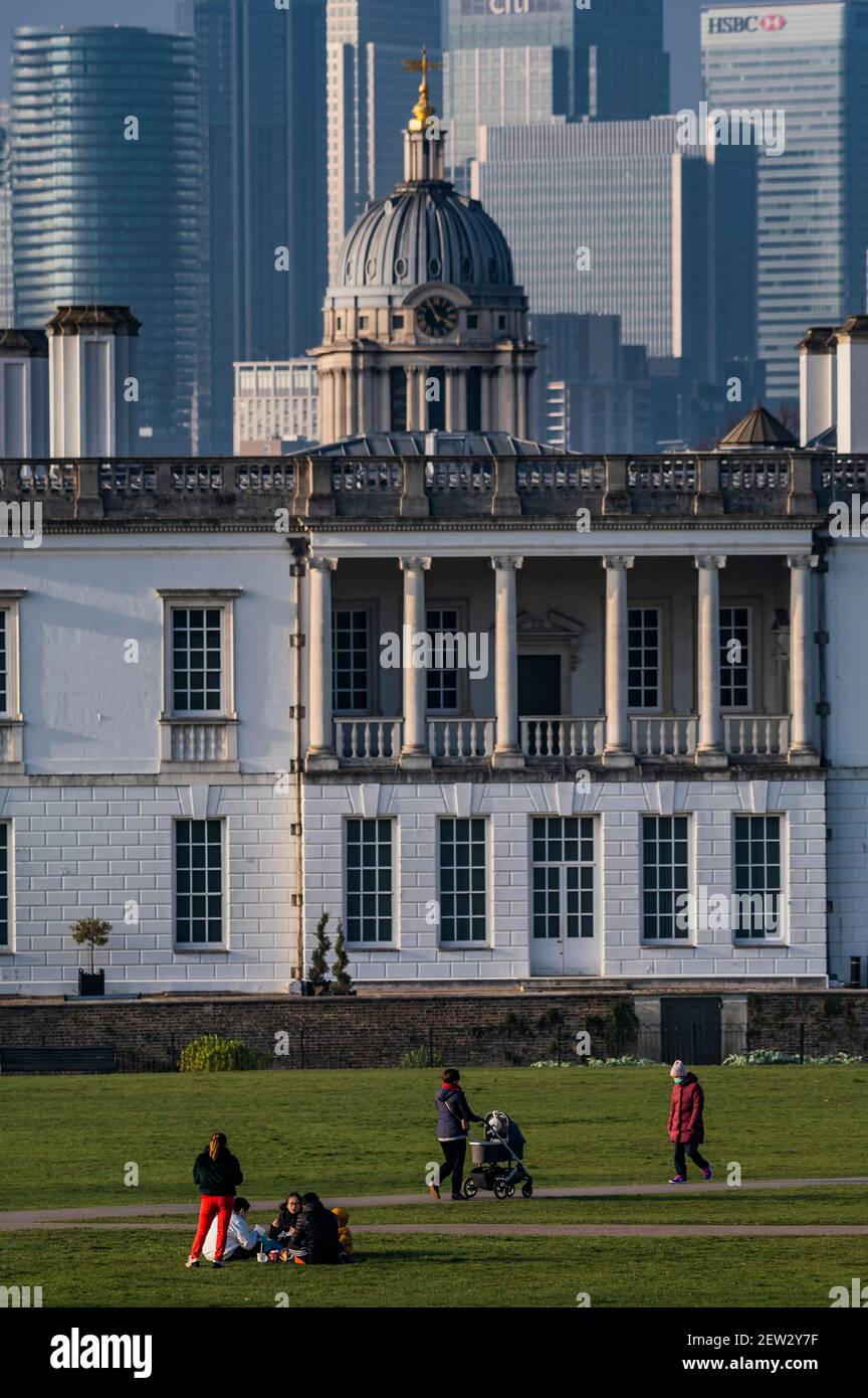 London, Großbritannien. März 2021, 2nd. Die Menschen genießen das Frühlingswetter und die Aussicht auf Canary Wharf, das Navalk College und das geschlossene Maritime Museum vom Greenwich Park, während London 3 gesperrt bleibt. Kredit: Guy Bell/Alamy Live Nachrichten Stockfoto