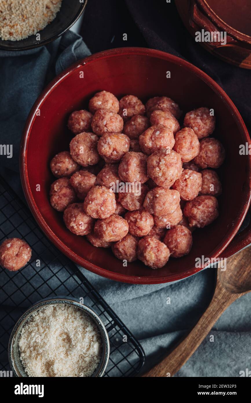 Rohe hausgemachte italienische traditionelle Fleischbällchen mit Parmesan und Brot Stockfoto