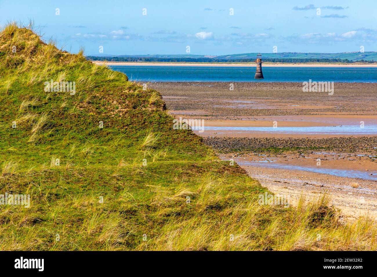 Blick über Whiteford Sands zum gusseisernen Whiteford Lighthouse Der nördlichste Strand auf der Gower Halbinsel in der Nähe von Swansea In Südwales, Großbritannien Stockfoto
