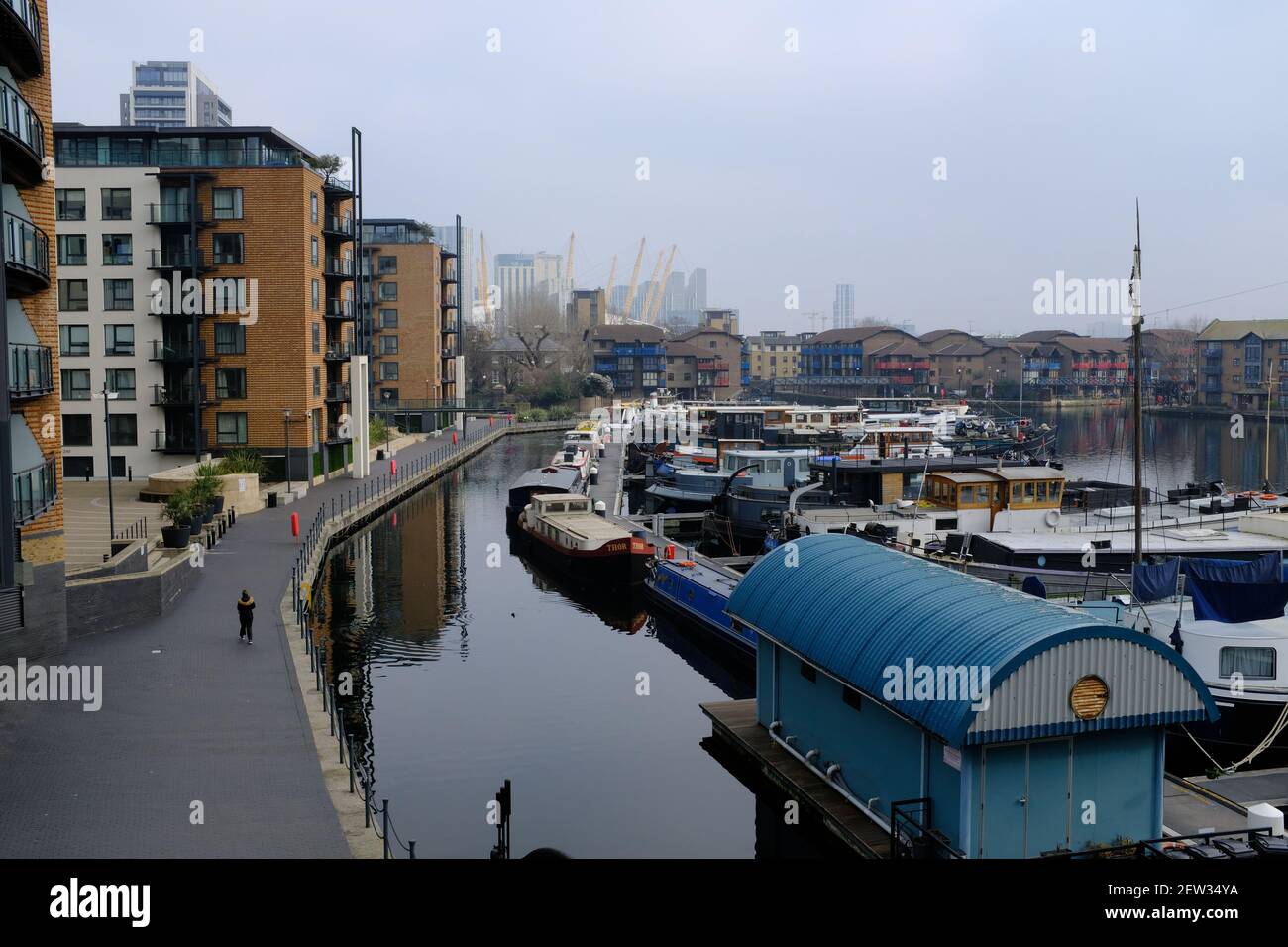 LONDON - 2nd. MÄRZ 2021: Blick auf das Blackwall Basin in Canary Wharf. Die Arena O2 ist im Hintergrund zu sehen. Stockfoto