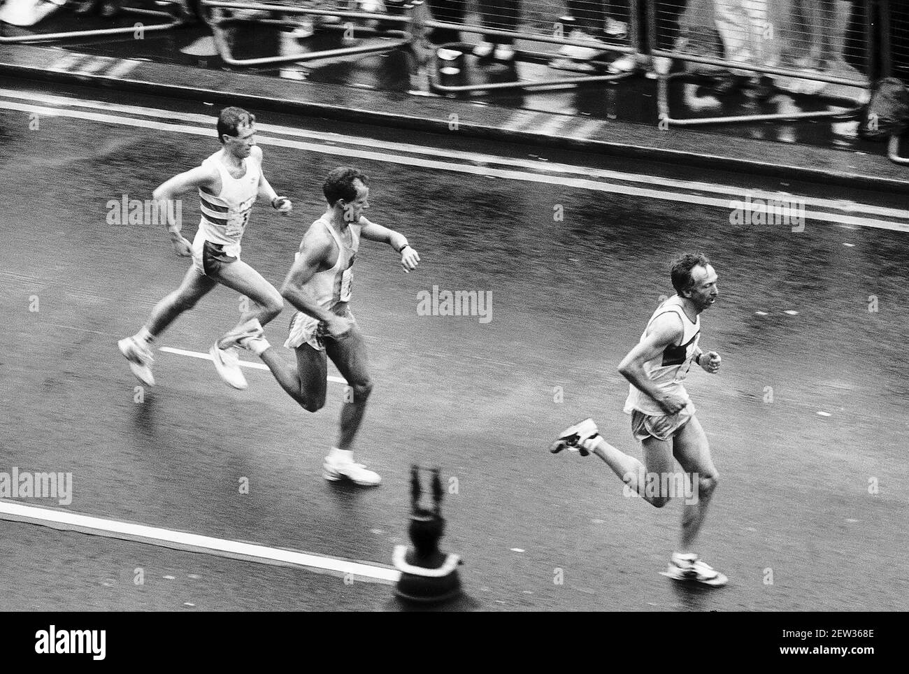 Alister Hutton auf dem dritten Platz und der letztendliche Sieger über Um die anderen Teilnehmer beim London Marathon 1990 zu überholen Nach 12 Meilen Stockfoto