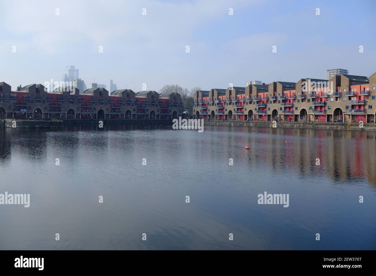 LONDON - 2nd. MÄRZ 2021: Das Shadwell Basin Gehäuse und Freizeit Dock in Wapping. Stockfoto