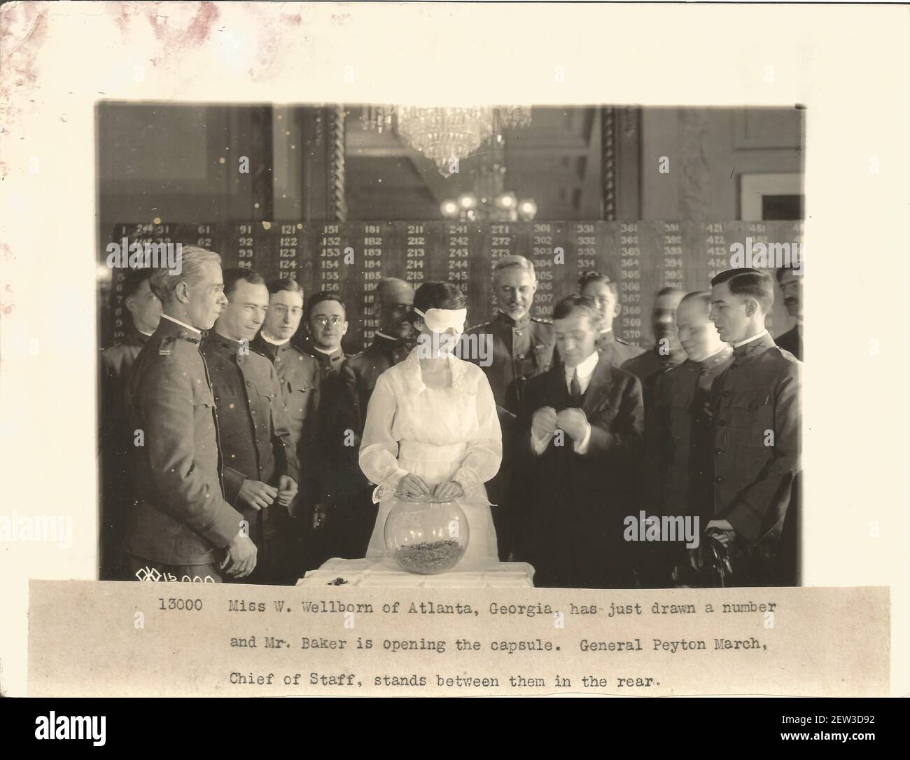 WWI WW1 war Entwurf Lotterie Schüssel. Miss W. Wellborn von Atlanta Georgia Zeichnung Lottozahlen für Kriegsentwurf Stockfoto