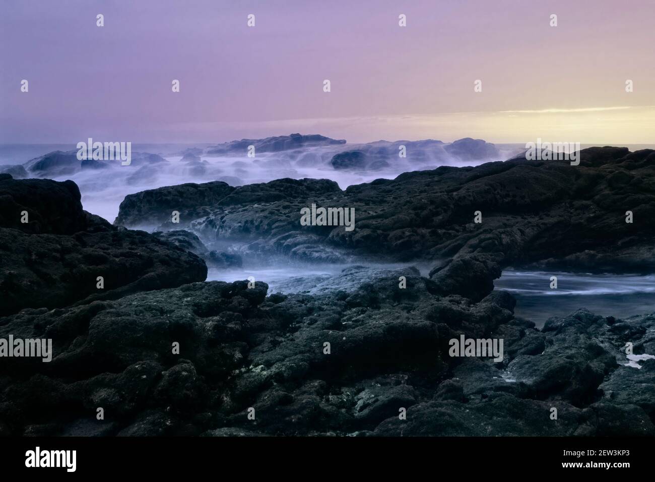 Lange Exposition in einem nördlichen portugiesischen felsigen Strand in der Dämmerung. ANALOG: 35 mm Diafilm. Stockfoto