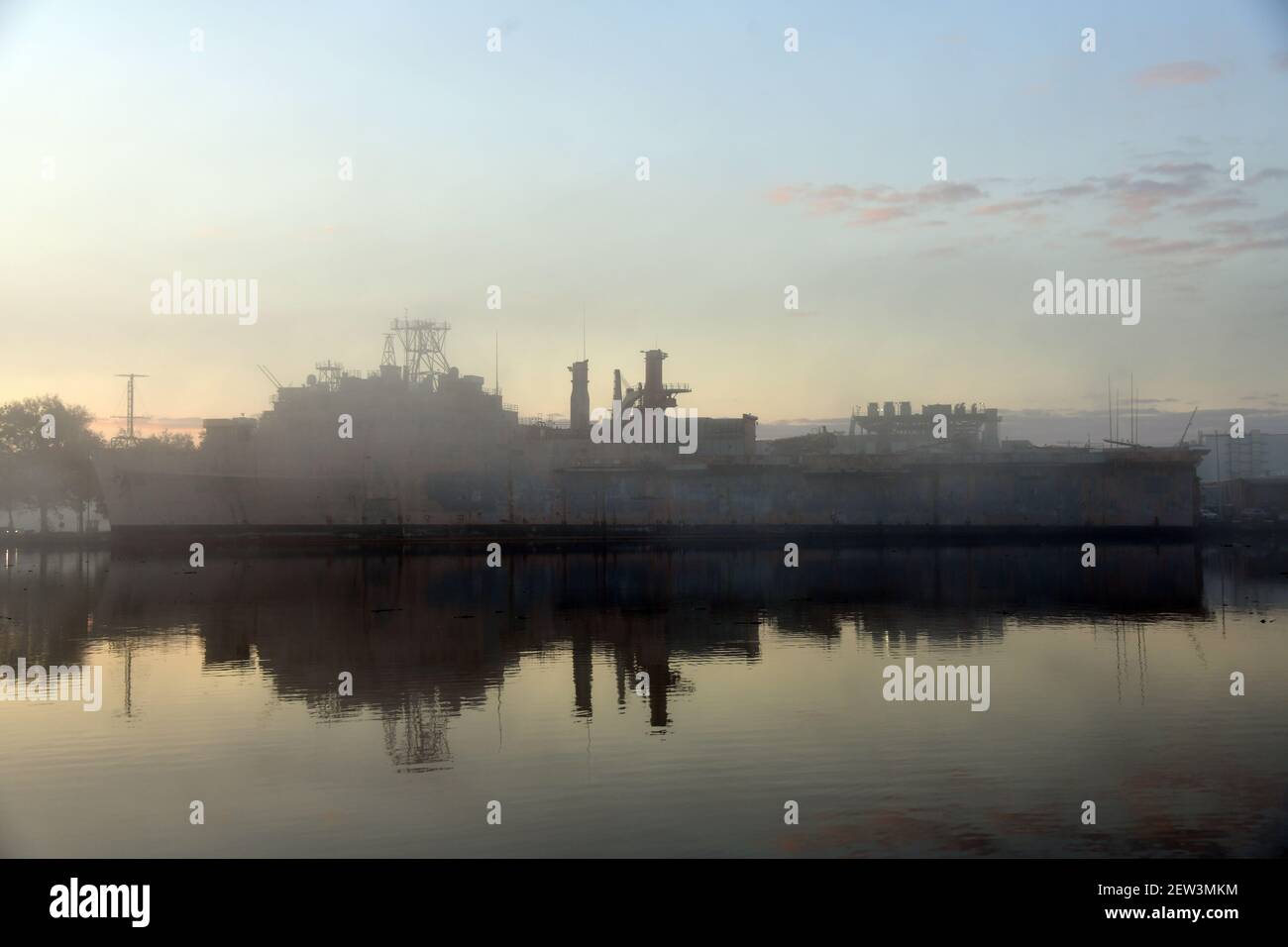 Ein stillgelegtes amphibisches Schiff der USN, das in Philadelphia an der Andockside liegt Stockfoto