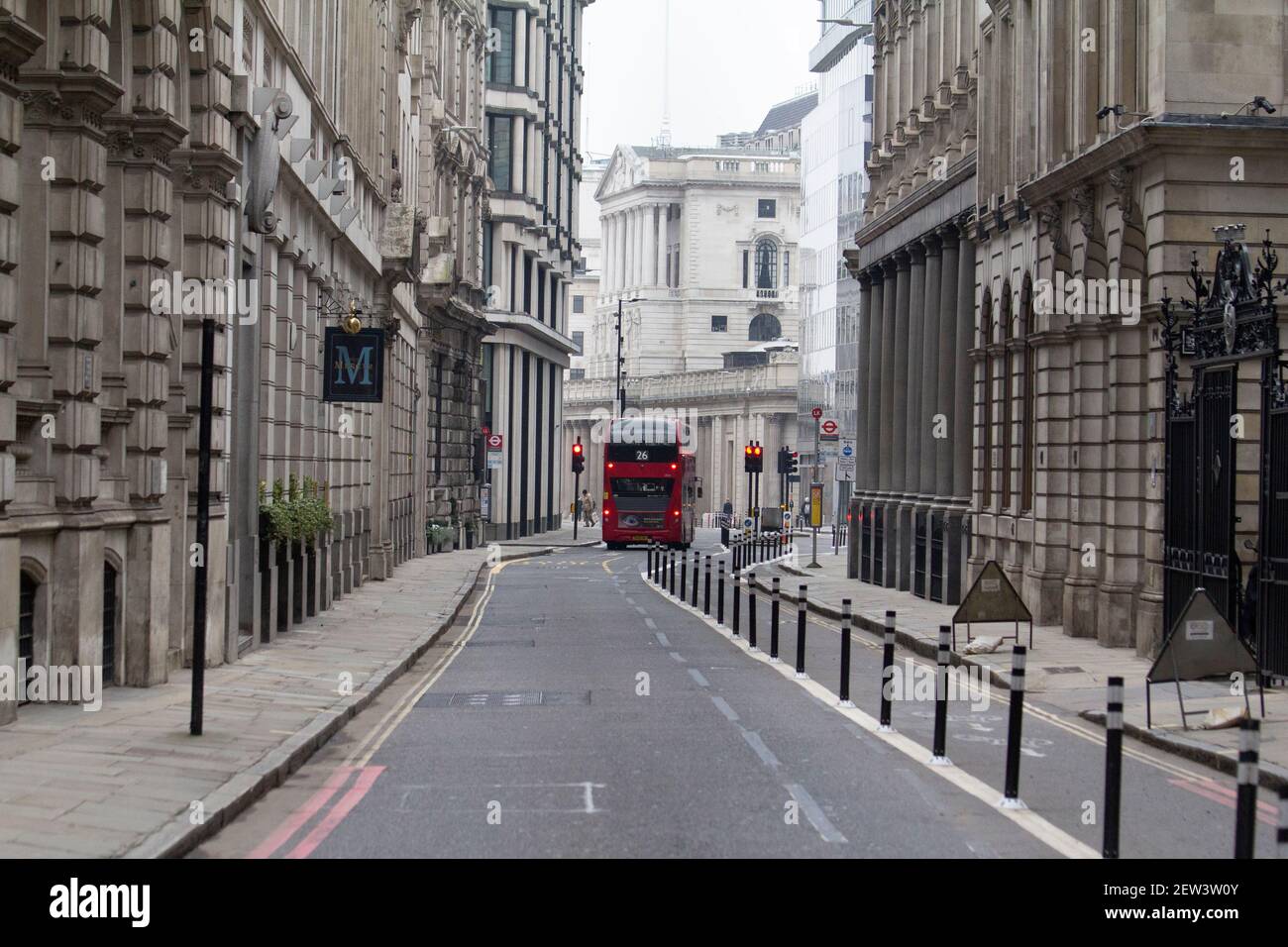 Leere Straßen während der Coronavirus Covid-19 Pandemie Lockdown, City of London mit Bank of England in der Mitte Hintergrund Stockfoto