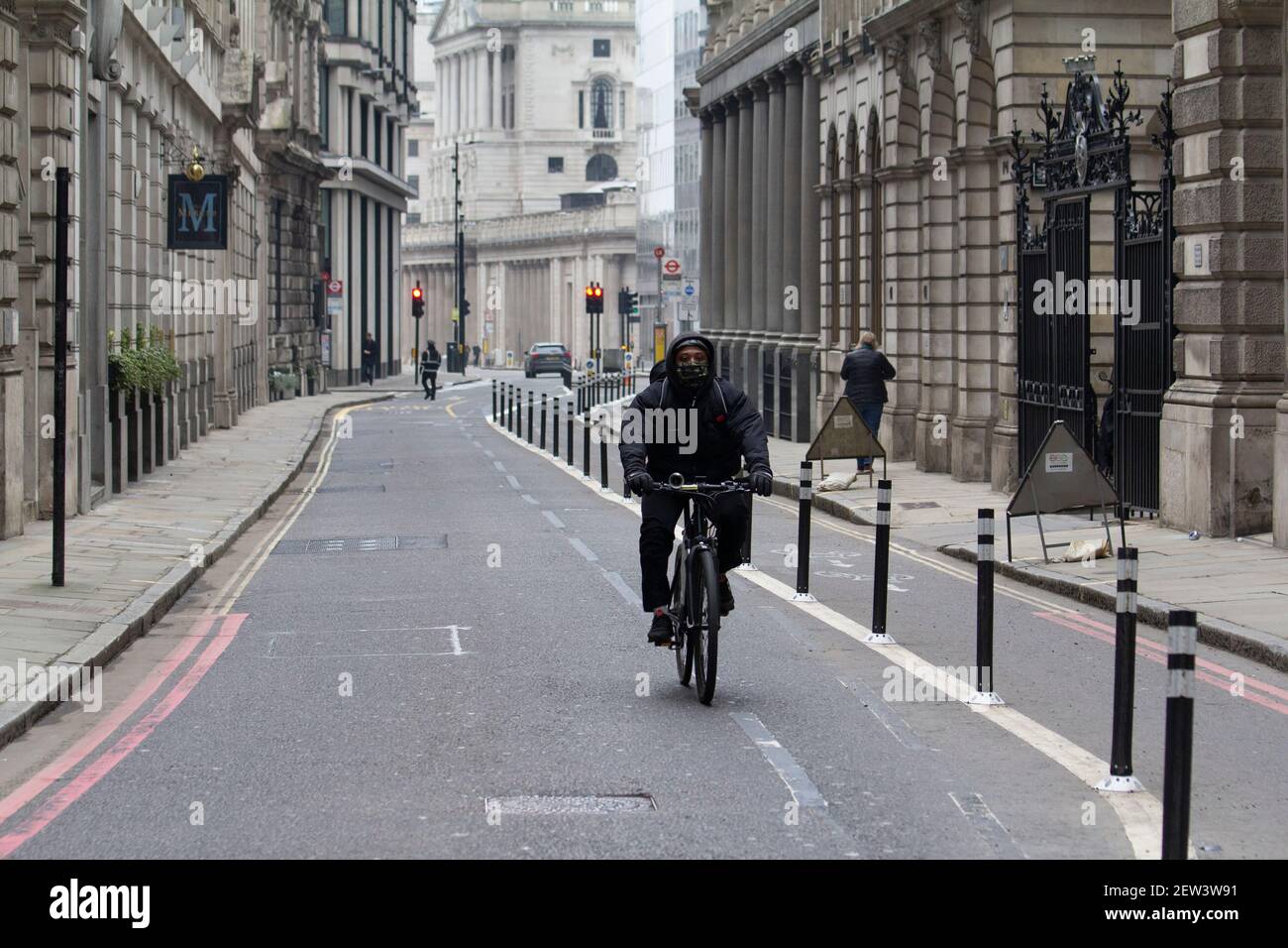 Leere Straßen während der Coronavirus Covid-19 Pandemie Lockdown, City of London mit Bank of England in der Mitte Hintergrund Stockfoto