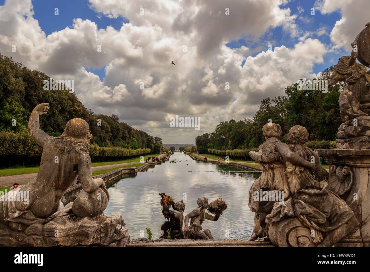 Caserta Palace Royal Garden. Skulpturengruppe: Der Brunnen von Ceres. Es ist eine ehemalige königliche Residenz in Caserta, die für die Bourbon-Könige erbaut wurde. Stockfoto