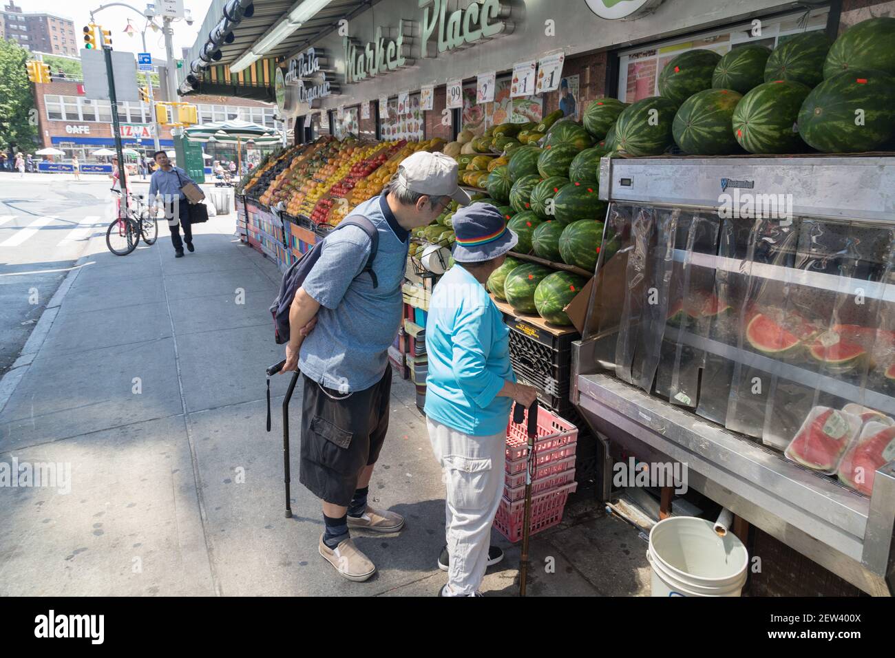 New York City, NY USA Älteres Paar, das Wassermelonen im Obstladen in Chinatown ansieht Stockfoto