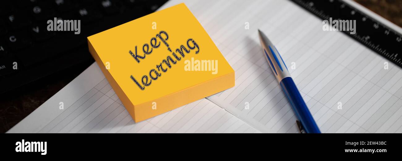 LERNEN SIE WEITER. Nahaufnahme eines Speichersticks mit dem Text. Bildung, Kurse, Online-Training und Sprachkonzept Stockfoto