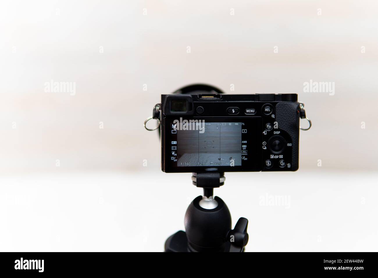 Spiegellose Kamera auf Stativ Aufnahme eines Blogs für das Internet. Blogger-Konzept Stockfoto