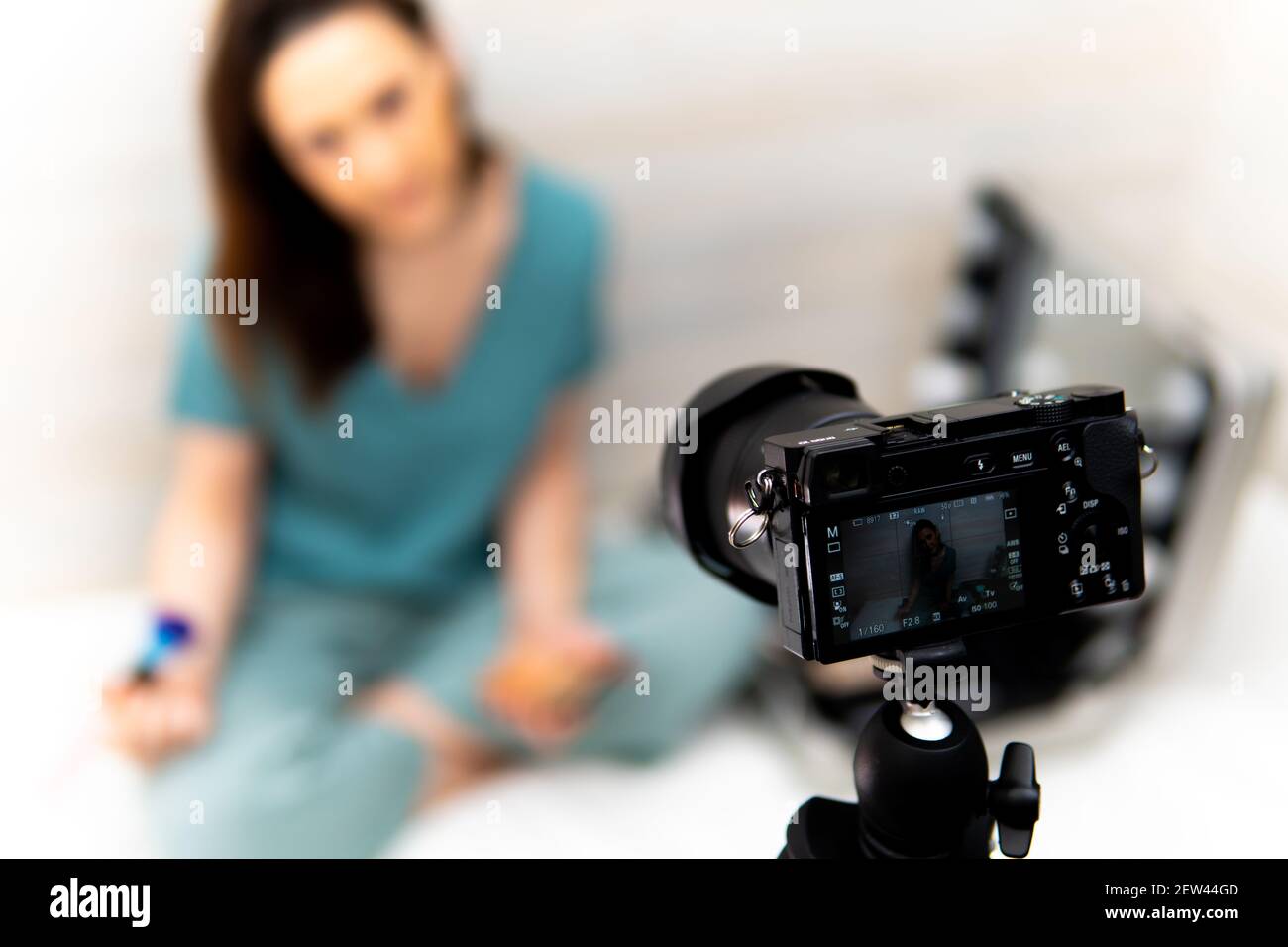 Spiegellose Kamera auf Stativ Aufnahme eines Blogs für das Internet. Blogger-Konzept Stockfoto