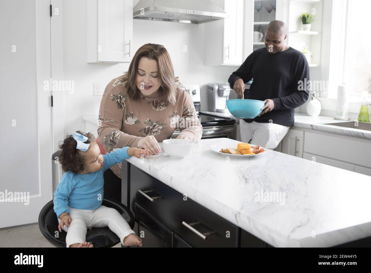 Interracial Familie in ihrer modernen Küche Stockfoto