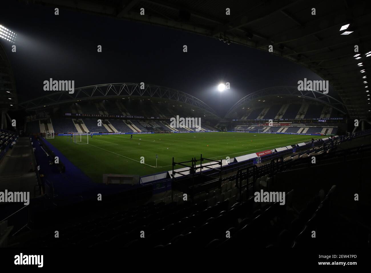 Gesamtansicht des Platzes vor dem Sky Bet Championship-Spiel im John Smith's Stadium, Huddersfield. Bilddatum:Dienstag, 2. März 2021. Stockfoto