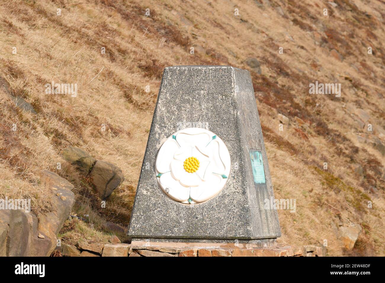 Die Yorkshire Rose Markeron die Lancashire Yorkshire Grenze auf der Autobahn M62 bei Scammonden Stockfoto