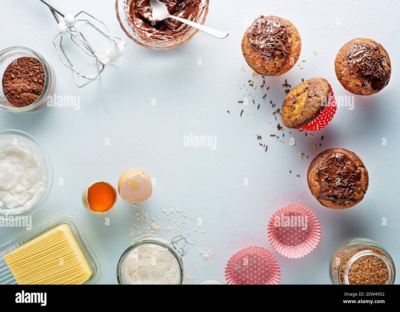 Zutaten für die Zubereitung und das Backen von Muffin-Kuchen. Feiertage, Feier und Kochkonzept. Stockfoto