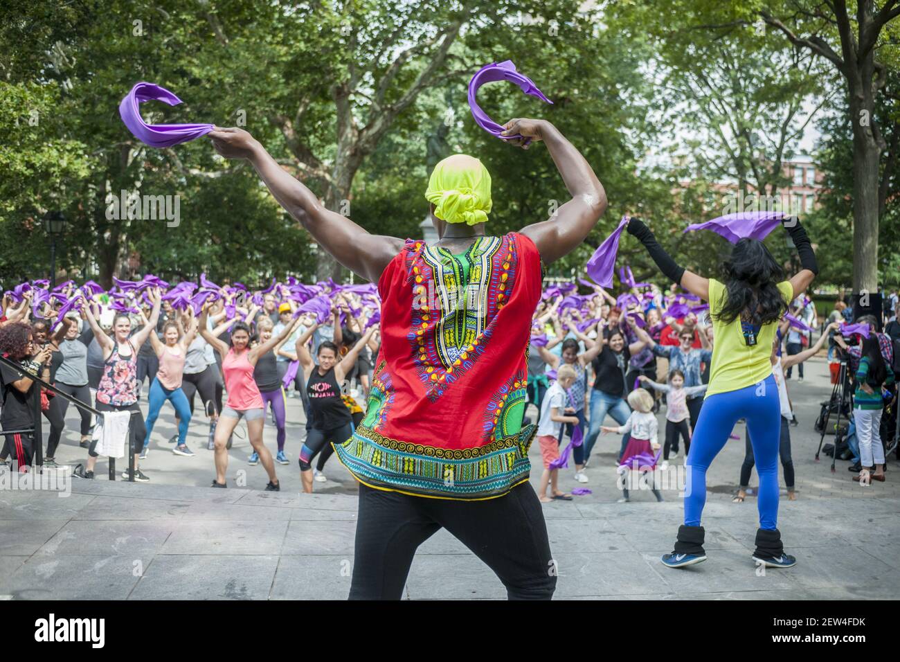 Trainierende nehmen am Donnerstag, 14. September 2017, an einem Garjana Tanztraining im Washington Square Park in New York Teil. Das Training feierte den Abschluss des Food Tank Summit, der sich den Problemen der globalen Lebensmittelverschwendung näherte. Garjana verwendet Tanzbewegungen im Bollywood-Stil in ihrem Workout. (Foto von Richard B. Levine) Stockfoto