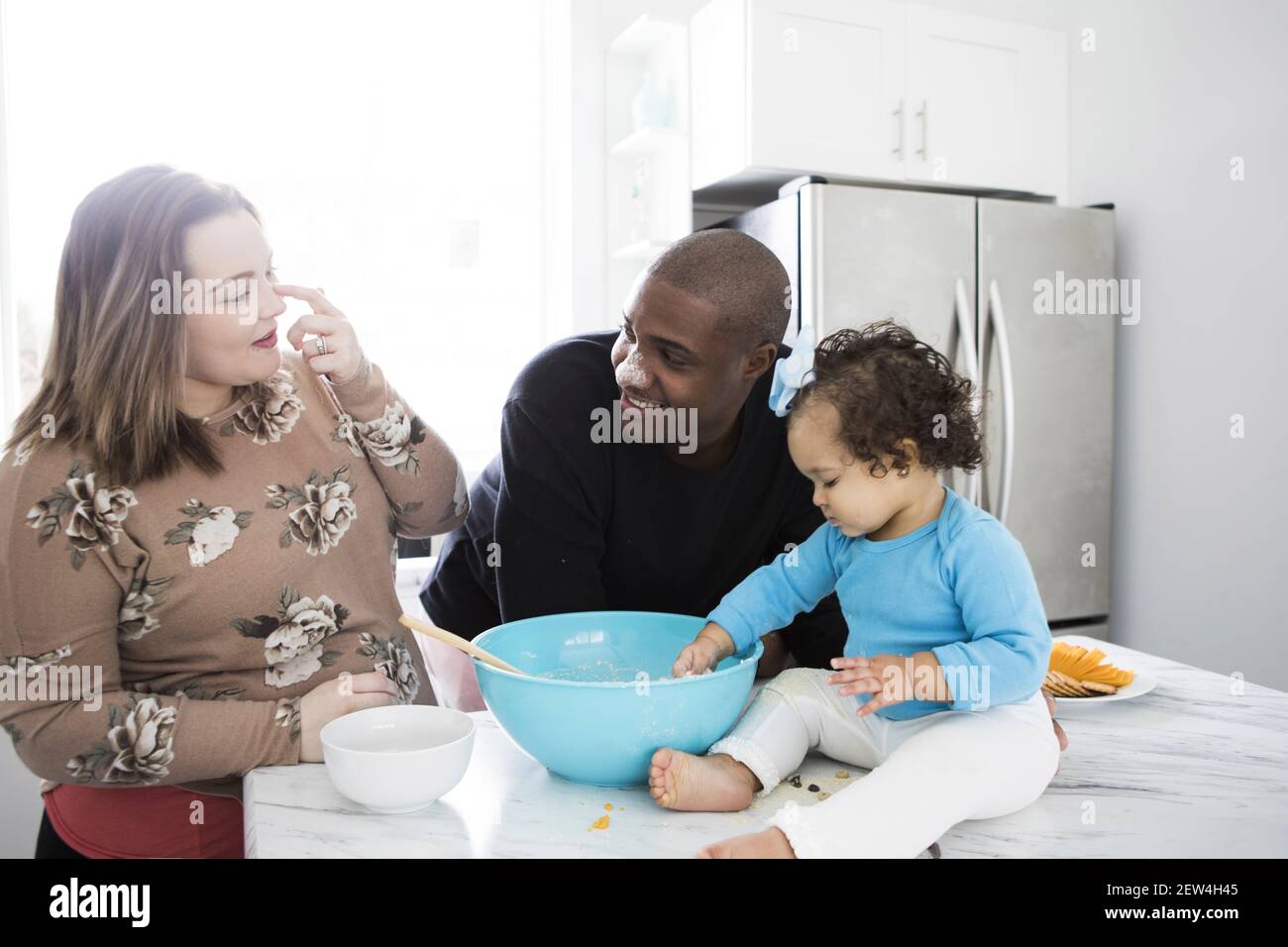 Eine junge interracial Familie Kochen zusammen in einer modernen Küche. Stockfoto