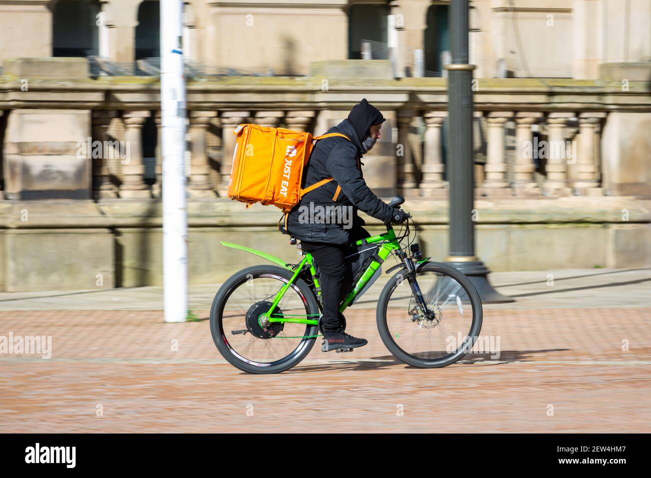 Essen Sie einfach Fast-Food-Delivery-Radfahrer in einer Innenstadt, Großbritannien Stockfoto