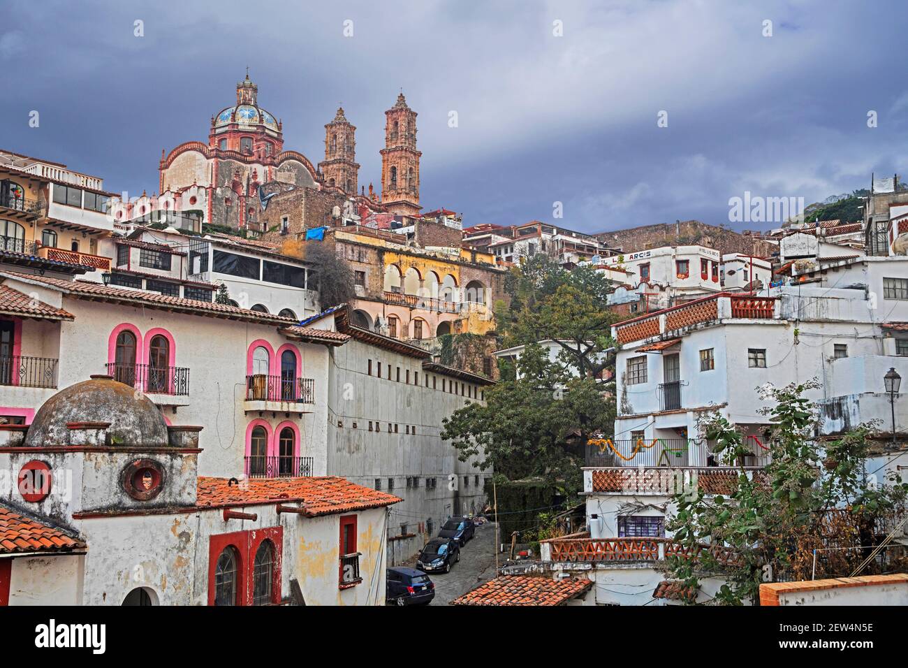 Gasse und die Kirche Santa Prisca im kolonialen Stadtzentrum von Taxco de Alarcón, Guerrero, Mexiko Stockfoto