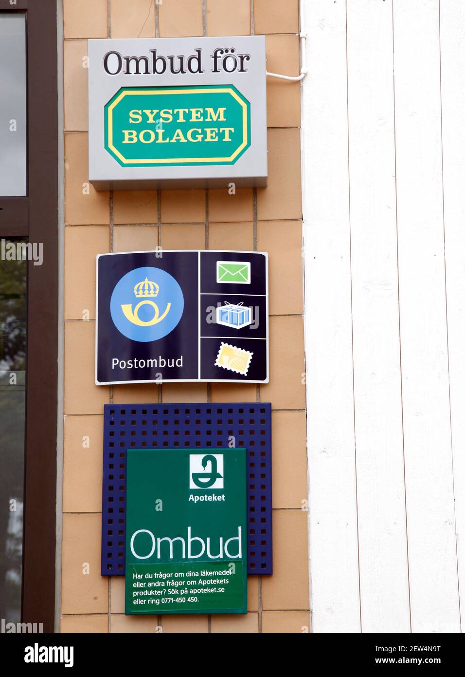 TJÄLLMO, SCHWEDEN- 3. JULI 2012: Ein kleines Landgeschäft, ICA-Laden. Stockfoto