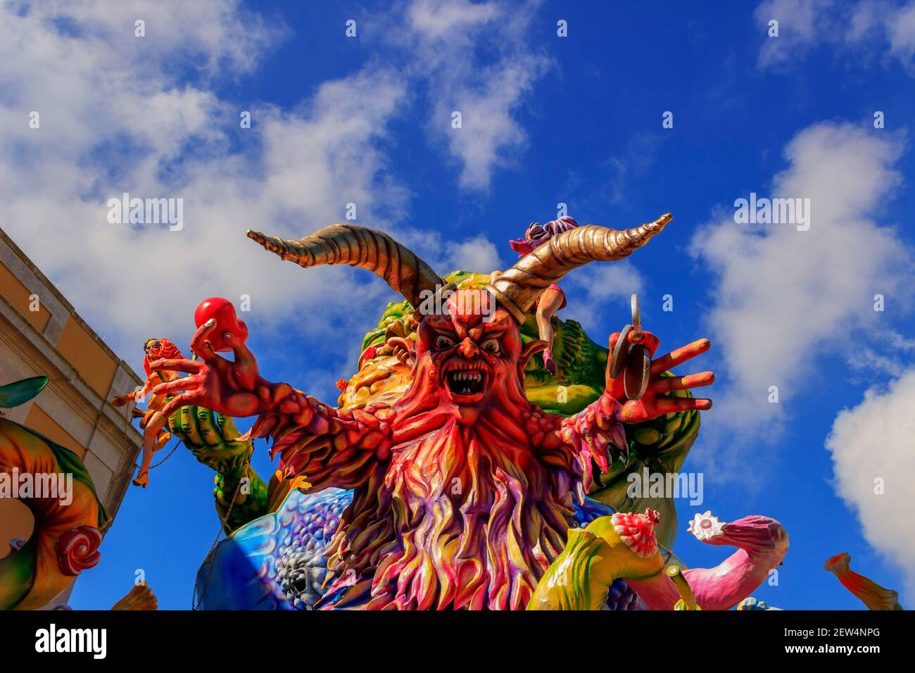 Putignano, Apulien, Italien - 15. Februar 2015: karneval schwimmt, riesige Papiermaché. Karneval von Putignano: Allegorische Schwebe tödlicher Sünden. Stockfoto