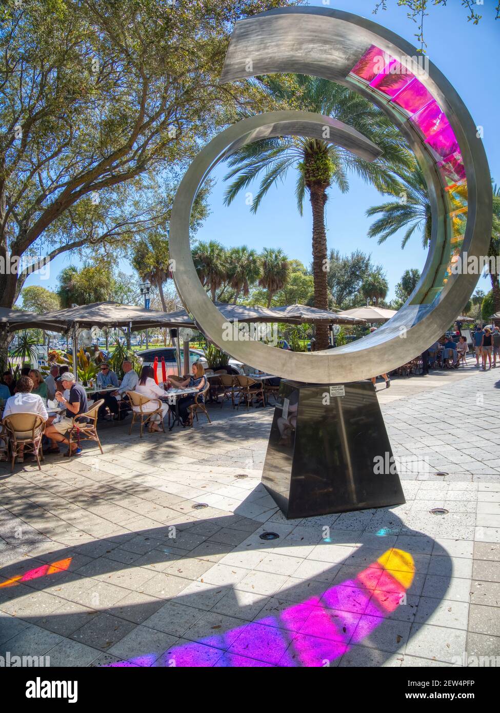 Farbenfrohe Kunstwerke und Leute, die in einem Café im Freien essen Der Bürgersteig am Beach Drive NE in St. Petersbutg Florida USA Stockfoto